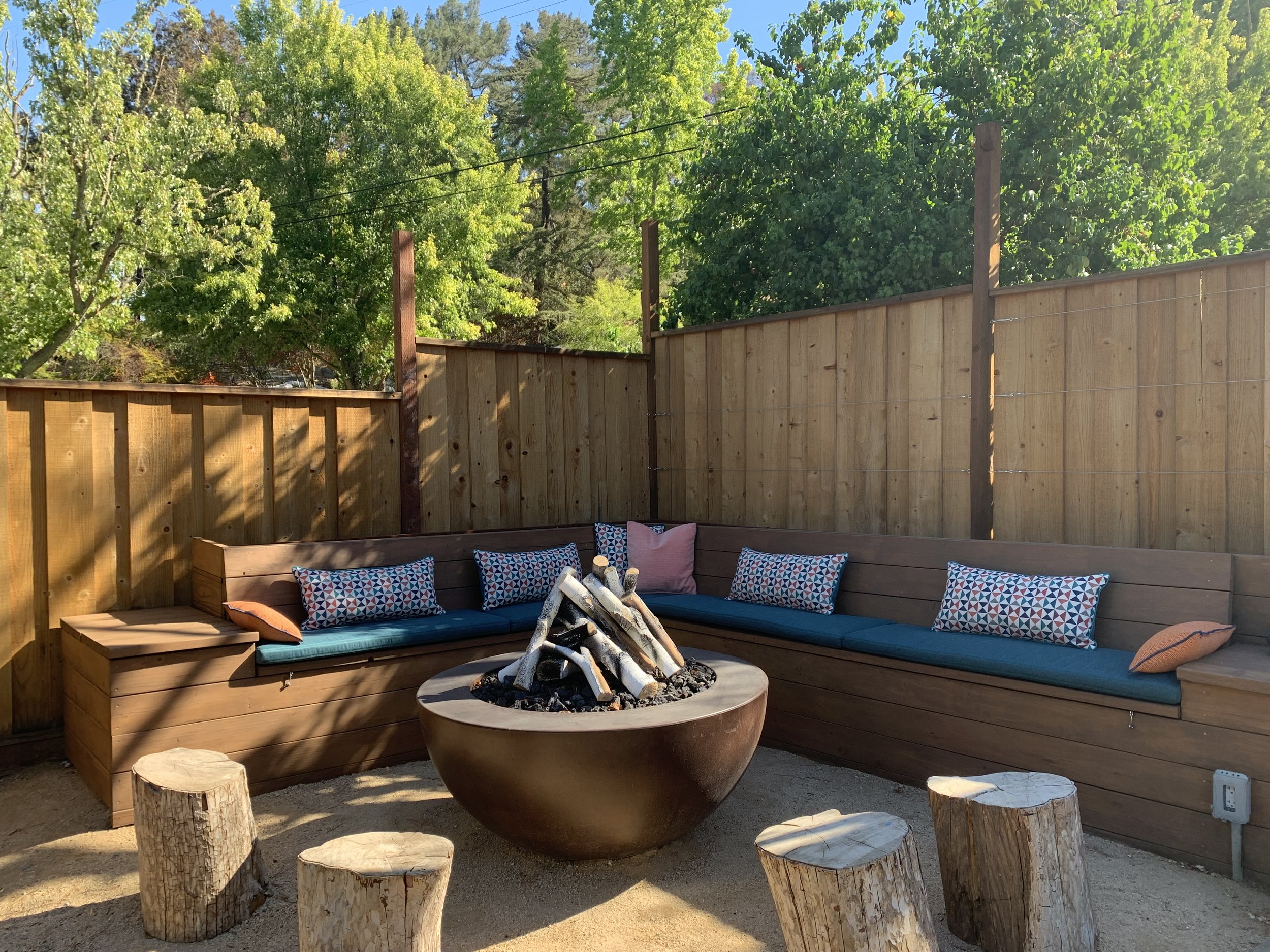 Outdoor seating with made-to-measure cushions in performance fabric